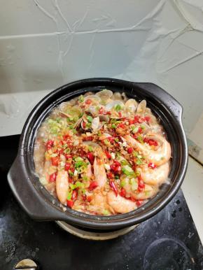 撒上适量的葱花，关火即可开吃！