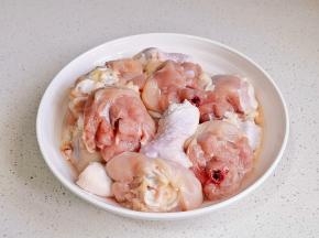 鸡腿剪成小块。