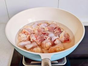 冷水下锅烧开撇出血沫，煮2分钟。