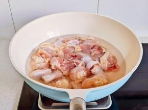 冷水下锅烧开撇出血沫，煮2分钟。