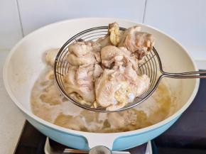 捞出温水冲洗。