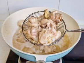 捞出温水冲洗。