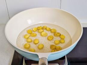 板栗焯水，水开下板栗烫30秒捞出。