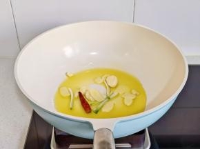 起油锅，加葱姜蒜干辣椒炒香。