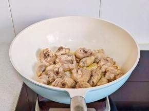 加入鸡块煸炒。