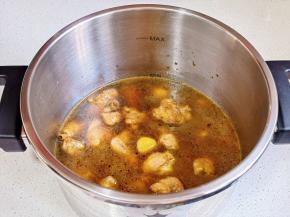 倒入高压锅中，水量没过食材。