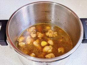 倒入高压锅中，水量没过食材。