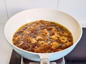 倒入炒锅中加盐调味收汁。