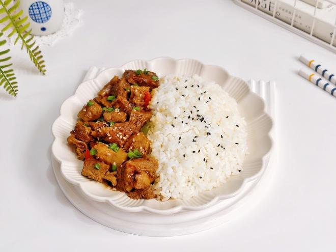 红炖牛腩盖饭