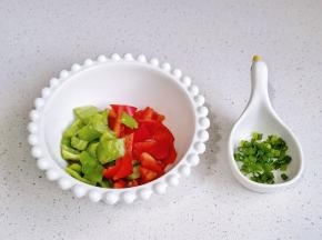 青红椒，葱花切好。