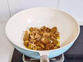 起油锅倒入牛腩煸炒。