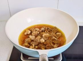 再倒入汤汁，酱油，煮10分钟。