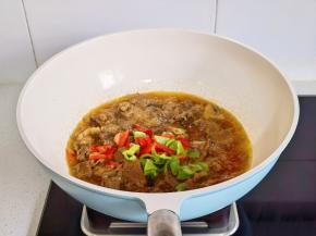 加入青红椒。