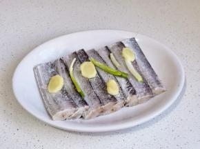 带鱼清洗干净+葱姜。