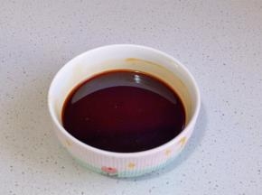 照烧汁：料酒+生抽+老抽+蚝油+蜂蜜+清水搅匀。