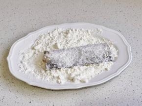 腌制好的带鱼裹上面粉。