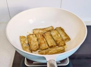 煎至两面金黄。