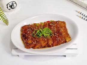 装盘点缀葱丝芝麻。