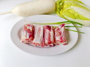 准备好排骨，娃娃菜，萝卜