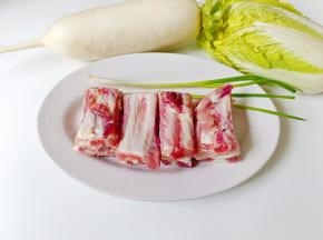 准备好排骨，娃娃菜，萝卜