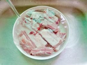 排骨放在清水中浸泡一小时