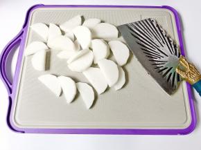 萝卜削皮切成厚片