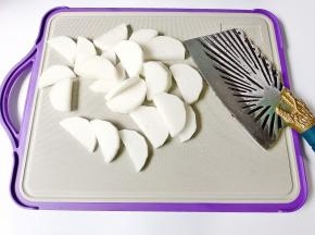 萝卜削皮切成厚片