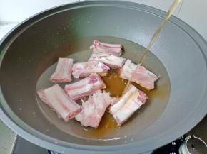 排骨冷水下锅，加料酒两勺