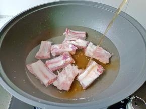 排骨冷水下锅，加料酒两勺