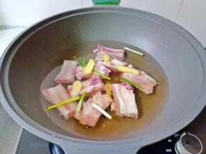 加入葱段，姜片去腥