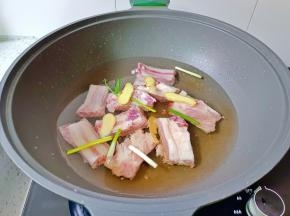 加入葱段，姜片去腥