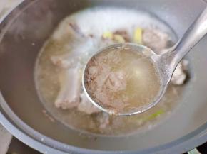 大火煮开，焯水两分钟，期间撇去表面的浮沫，焯水后捞出洗净