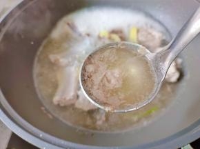 大火煮开，焯水两分钟，期间撇去表面的浮沫，焯水后捞出洗净