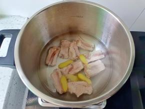 洗好的排骨重新放入高压锅，加生姜片，加适量的清水
