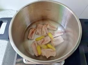 洗好的排骨重新放入高压锅，加生姜片，加适量的清水