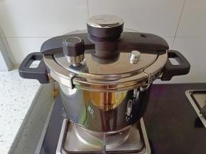 盖上盖子，大火煮开，上气后压五分钟关火，