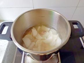 等高压锅排气后加入萝卜压2分钟