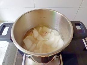 等高压锅排气后加入萝卜压2分钟