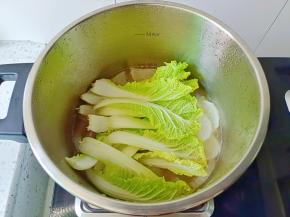 最后加入娃娃菜煮熟即可