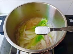 加盐，牛肉粉调味。