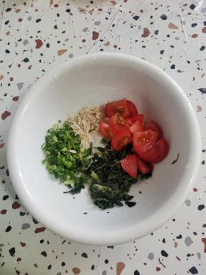 碗中放入葱花，虾皮，西红柿，香菜！(香菜是我以前冷冻在冰箱保存的！随吃随取特别方便！)