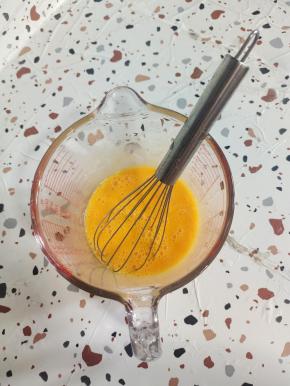 土鸡蛋磕入碗中，充分打散备用！