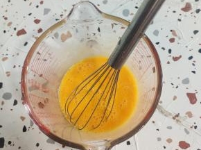 土鸡蛋磕入碗中，充分打散备用！