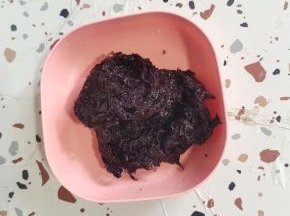 紫菜清洗干净，挤干水分备用！
