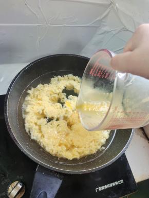 水开后，关火！把蛋液均匀的淋在水里面！