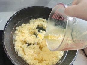 水开后，关火！把蛋液均匀的淋在水里面！