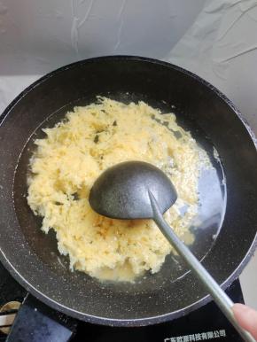 定型以后，再用铲子或者汤勺轻轻的推一下！