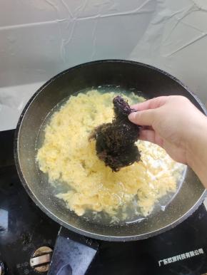 开火，放入紫菜煮1分钟左右！