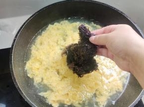 开火，放入紫菜煮1分钟左右！