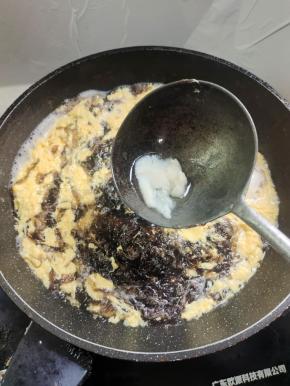 放入适量的猪油！也可以根据自己的喜好放香油！